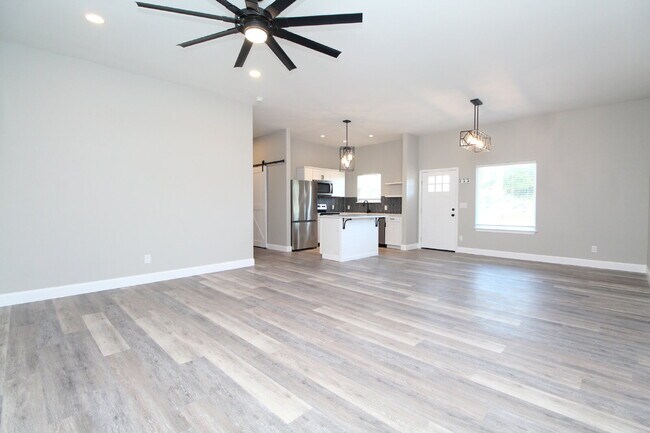 Foto del edificio - Fully Remodeled 2BR/2BA Attached Home with Garage, Modern Finishes, Park Views & Prime Downtown P...