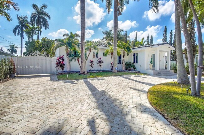 Building Photo - 2020 Alamanda Dr