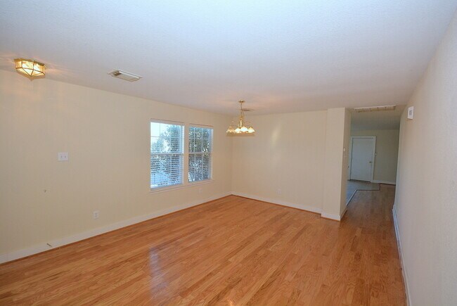 Foto del edificio - MOVE IN READY 3/2/2 WITH OPEN FLOOR PLAN. KITCHEN FEATURES OAK CABINETS, BLACK APPLICANCES AND BR...
