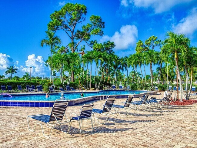 Foto del edificio - Prestigious Glades Country Club Condo