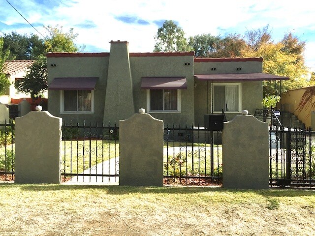 Vista frontal de la casa antes de ser pintada de blanco. - 1968 El Molino Ave