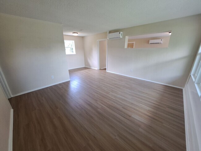 Building Photo - Charming and updated 3 bedroom home!