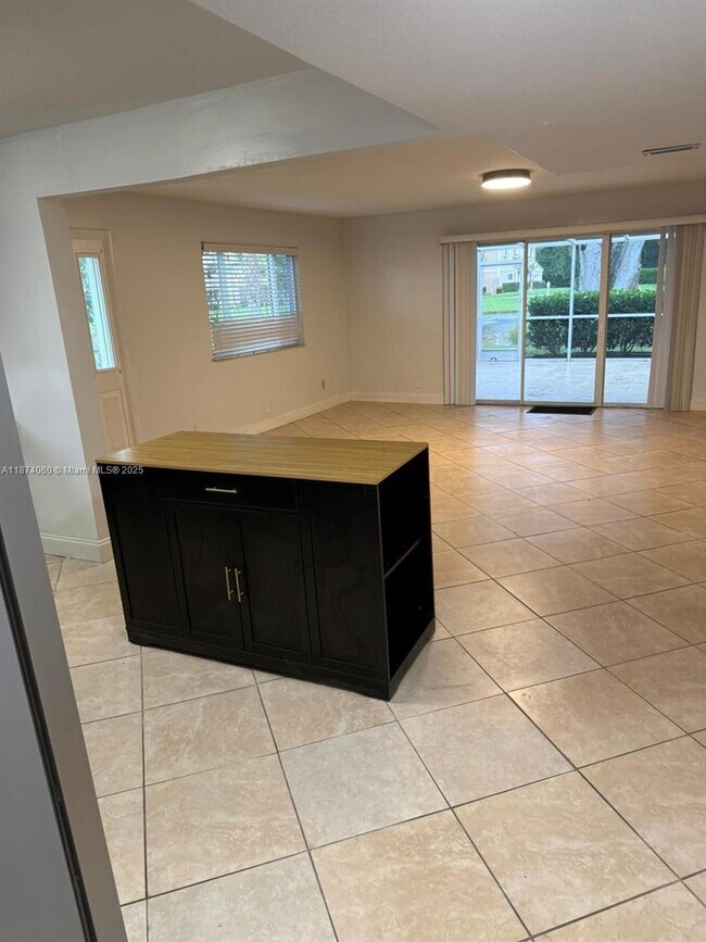Foto del edificio - 381 Maplecrest Cir