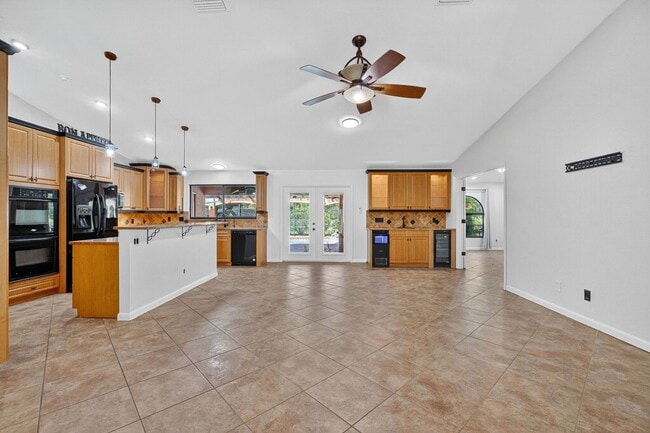 Building Photo - Tranquil Lakefront Living in the Heart of ...