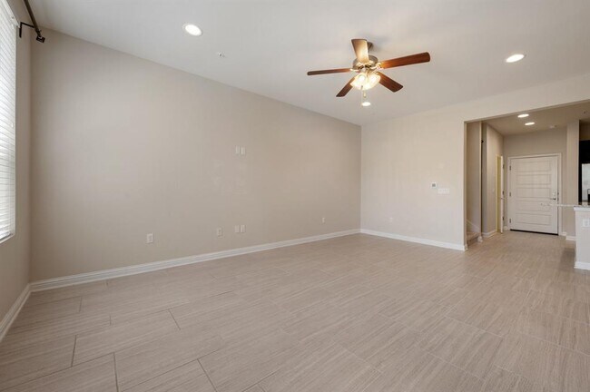 Building Photo - 6814 E Riverside Dr