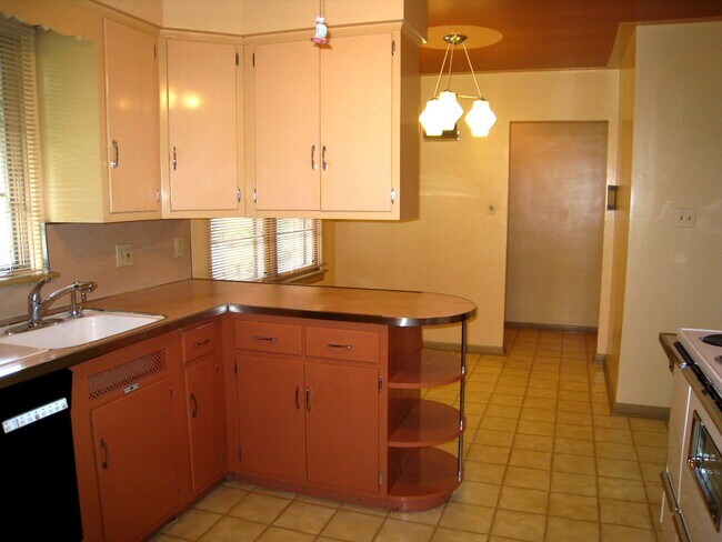 Building Photo - 6245 Moraine Ave
