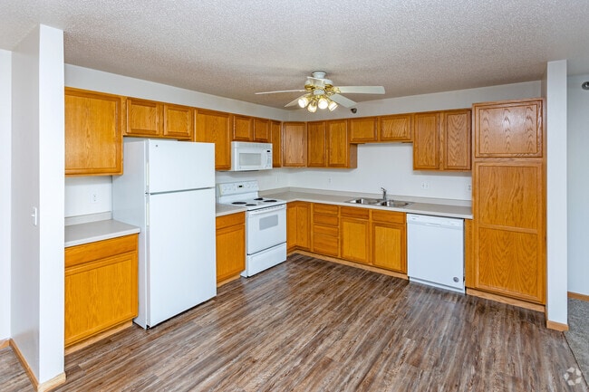 2BR, 2BA - 1,000 - 1,187SF - Kitchen - Central Park Apartments
