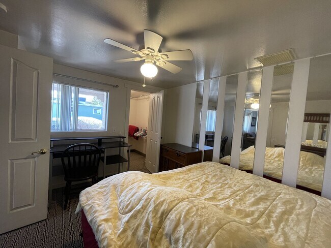 Foto del edificio - Furnished 2 bedroom 1 bath condo with yard