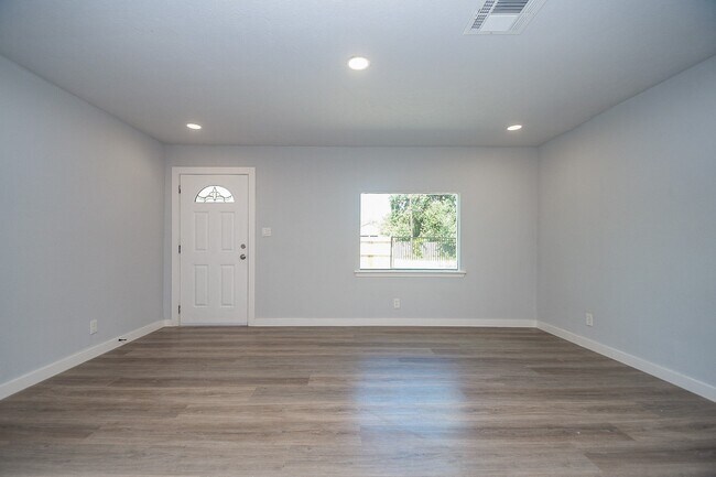 Building Photo - 9230 Lanewood Dr