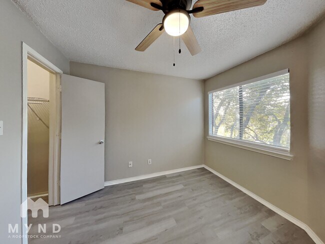 Foto del edificio - 9823 Walnut St