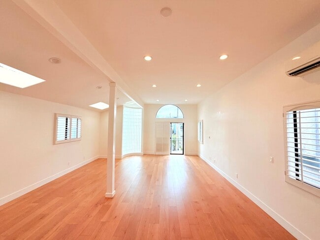 Building Photo - Fantastic 2-Story Home 3 bed 2.5 bath with backyard in Prime Golden Hills-Redondo Beach