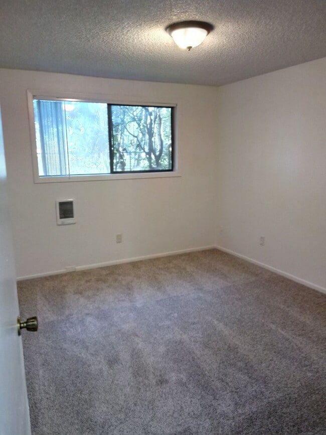 Foto del edificio - 2 BEDROOM 1 BATH Located next to Chemeketa...