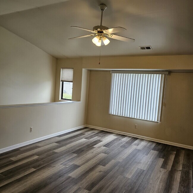 Foto del edificio - 2 Bedroom Upper Condo with Vaulted Ceiling...