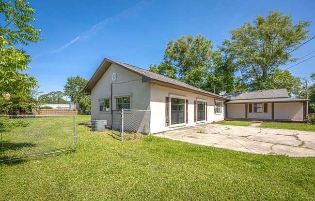 Building Photo - Charming 4-Bedroom, 2-Bath Home in a Prime...