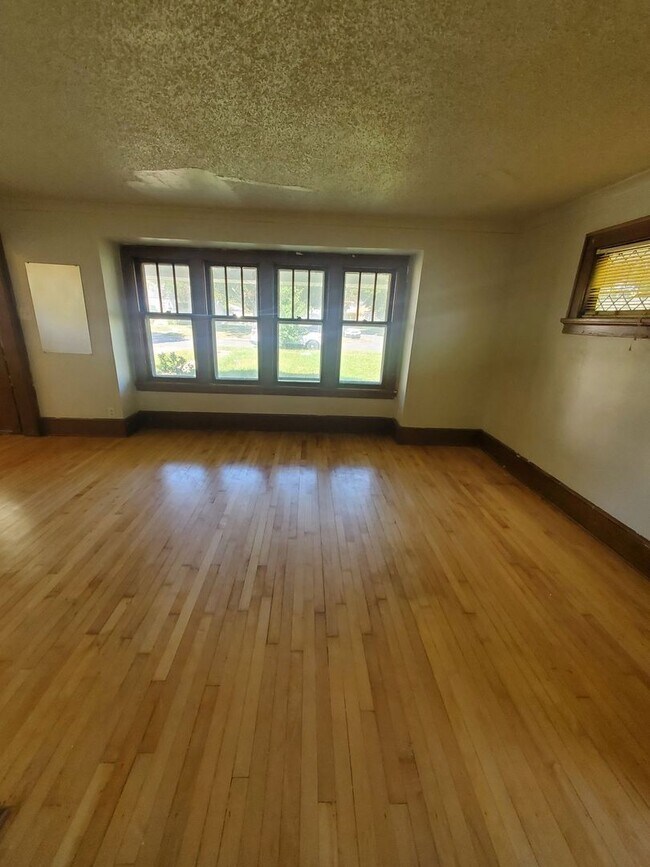 Foto del edificio - 3201-3203 W. Bobolink Ave. (Duplex)