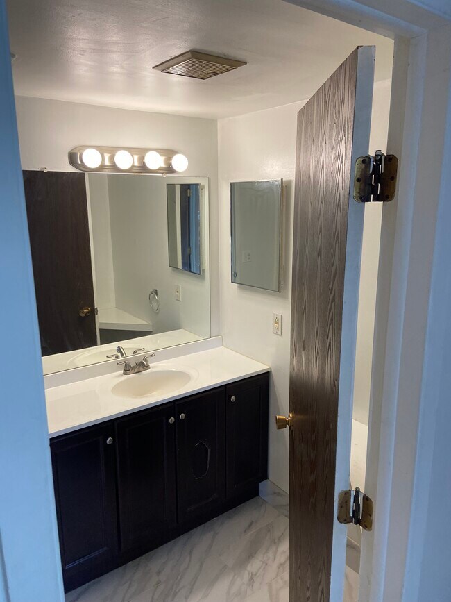 Baño - 30052 W 12 Mile Rd