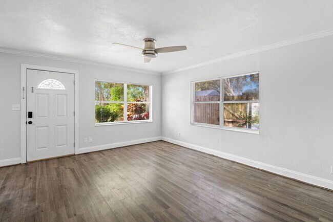 Building Photo - Home For Rent in St Petersburg!