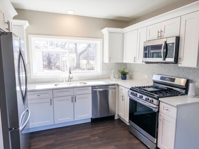 Building Photo - 10155 Ivanhoe Ave