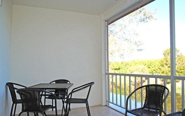 Foto del edificio - ** ADORABLE 2ND FLOOR 2/2 CONDO CANAL VIEW...