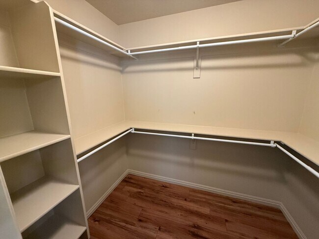 Foto del edificio - Beautiful patio home with 2 car garage, central air, fenced yard and covered patio