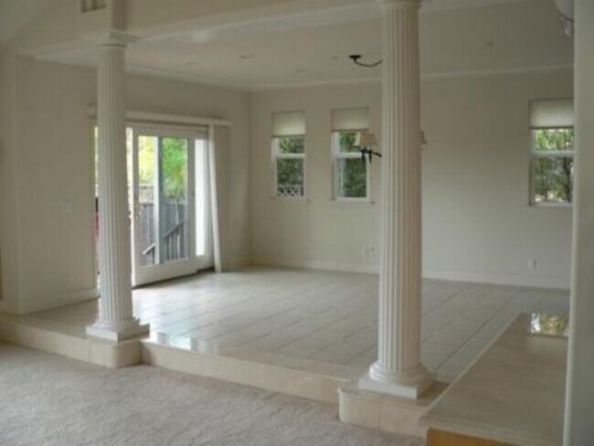 Building Photo - 141 Calabria St