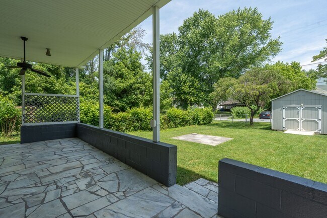 Building Photo - 3 bed and 1 bath house with fenced yard  i...