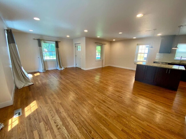 Foto del edificio - 3 bed/ 3 bath Home in Mayfair