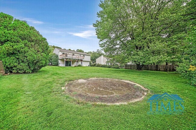 Building Photo - 3202 Sylvan Dr