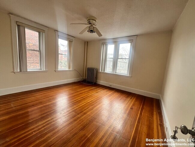 Building Photo - 15 Barrows St