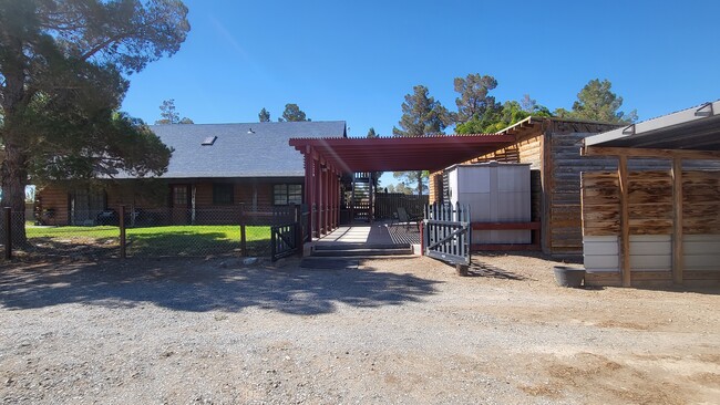 Building Photo - 1700 W Mesquite Ave