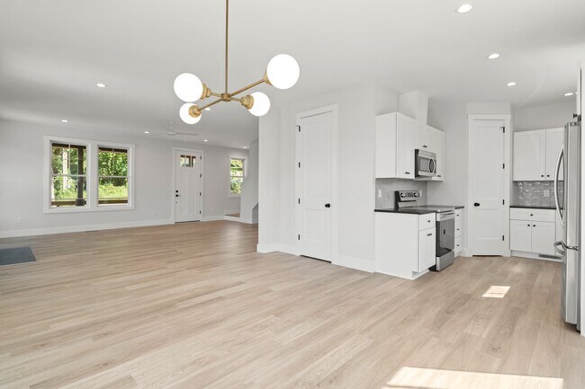 Building Photo - Modern Home in West Asheville!