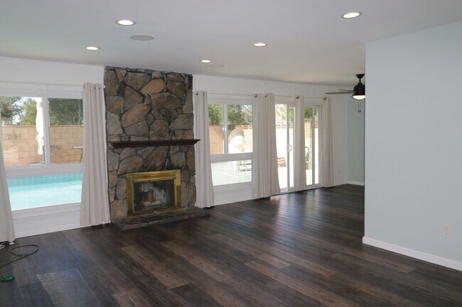 Foto del edificio - Beautiful 3/bedroom home in Canyon Country !