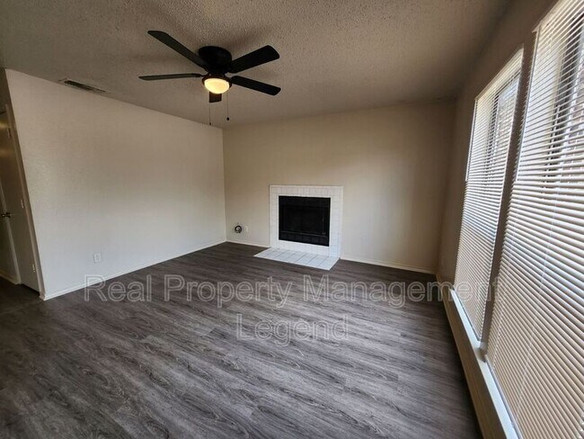 Foto del edificio - 151 Allencrest Dr