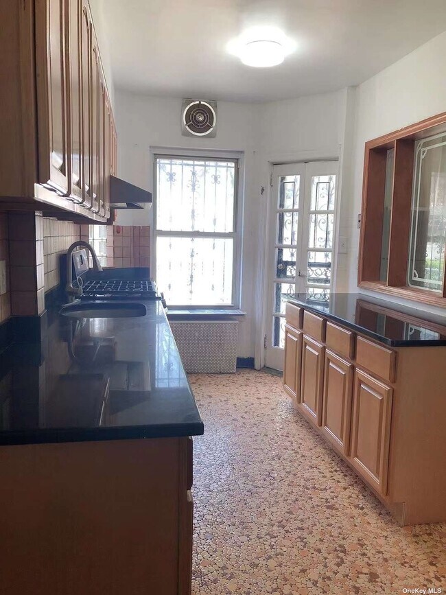 Foto del edificio - 61-46-61146 146th Pl