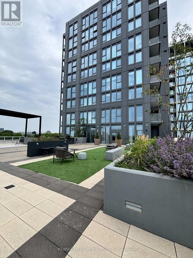 Building Photo - 2020-2020 Bathurst St