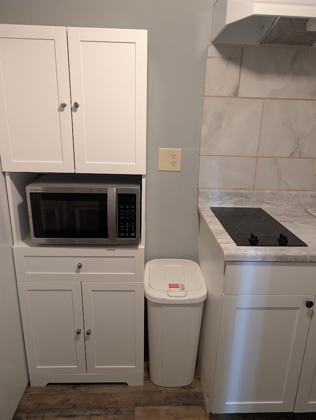 Building Photo - Room in Apartment on Karl Ct