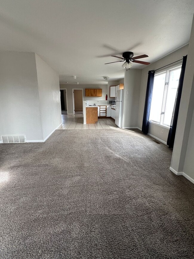 Foto del edificio - Centrally Located Three-Bedroom, One-Bathroom Home for Rent