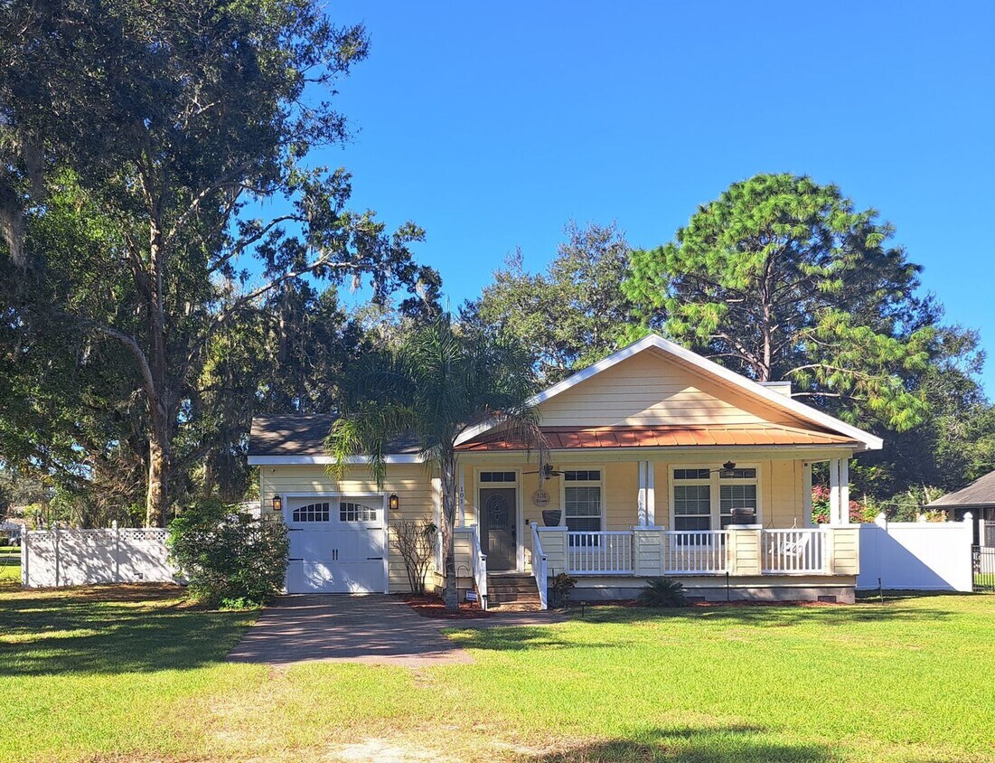 Primary Photo - Charming 3/2 Bungalow