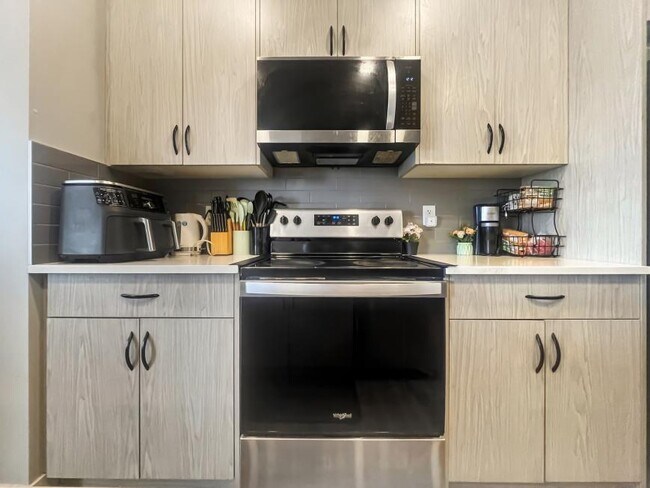 Building Photo - 3.0 bedroom in Edmonton Alberta T6W 3Z6