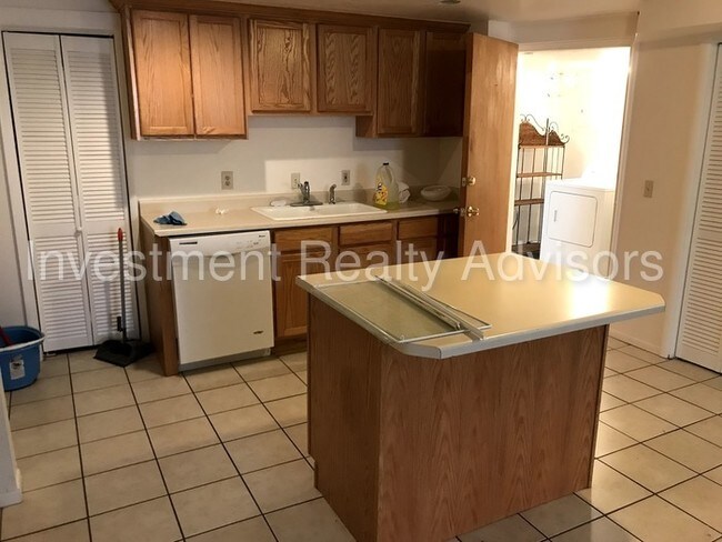 Foto del edificio - 5 bed single-family home in Sugarhouse!!