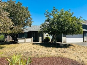 Building Photo - 15614 SE Meadow Park Cir