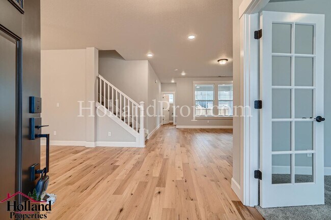 Foto del edificio - Luxurious South Hillsboro Home with a Fenc...