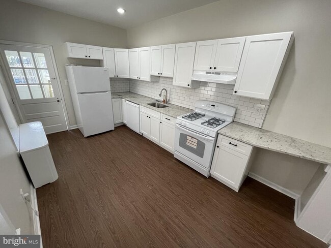 Building Photo - 3644 Calumet St