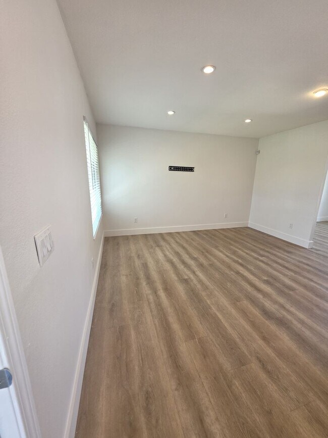 Building Photo - Welcome to your future home! Beautiful 3-bedroom, 2-bathroom house - Don't Miss out