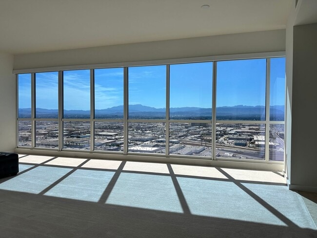 Building Photo - 4525 Dean Martin Dr