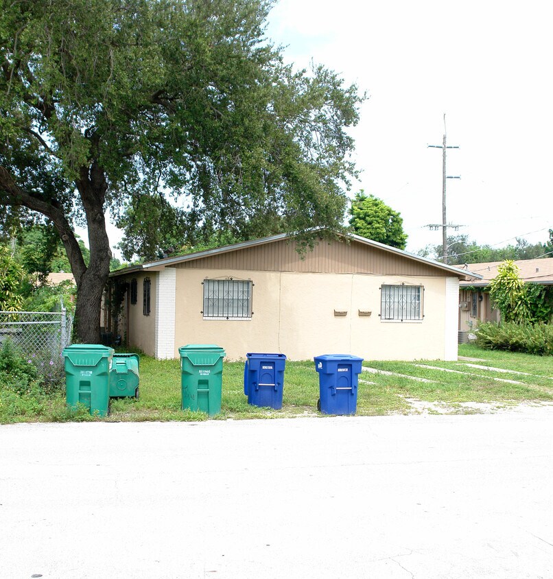 Foto del edificio - 501-513 NW 93rd St