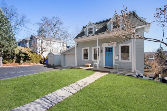 Building Photo - 206 8th St