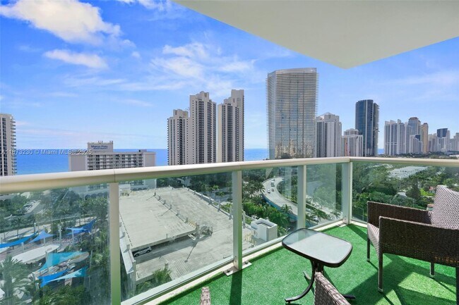 Foto del edificio - 19370 Collins Ave