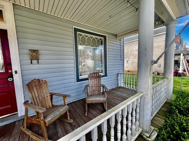 Building Photo - Beautiful Victorian home centrally located...