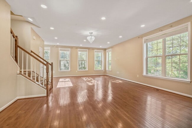 Building Photo - 102 Vista Knoll Dr